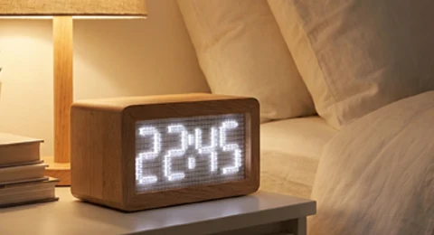机械数字时钟 Mechanical Digital Clock 原木风时钟 Wooden Style Clock 无电子屏幕时钟 No Electronic Screen Clock 推拉式机械时钟 Sliding Mechanical Clock 复古翻页美学时钟 Retro Flip Aesthetic Clock 浅橡木外框机械数字时钟，橙色精密推拉式数字显示模块特写，复古翻页风物理机械时钟，无电子屏幕，原木风家居桌面时钟 Light Oak Frame Mechanical Digital Clock, Close-up of Precision Orange Sliding Digital Display Modules, Retro Flip-Style Physical Mechanical Clock Without Electronic Screen, Wooden Home Desktop Clock